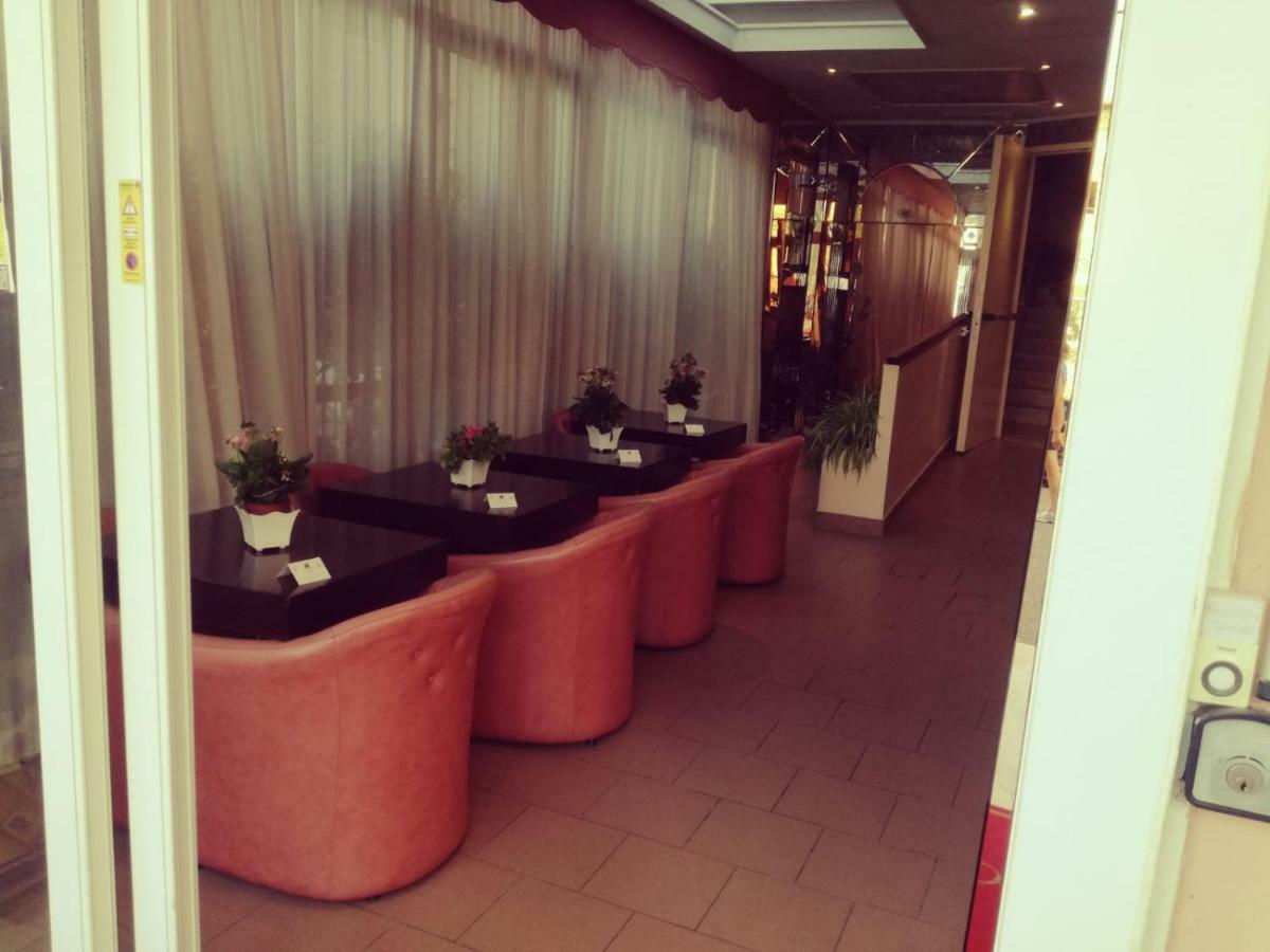 Hotel Residence Maria Grazia Rimini Bagian luar foto